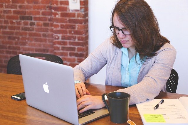 Working as an Administrative Assistant – Duties and Career Information
