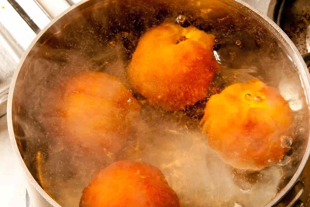 Boiling the peaches