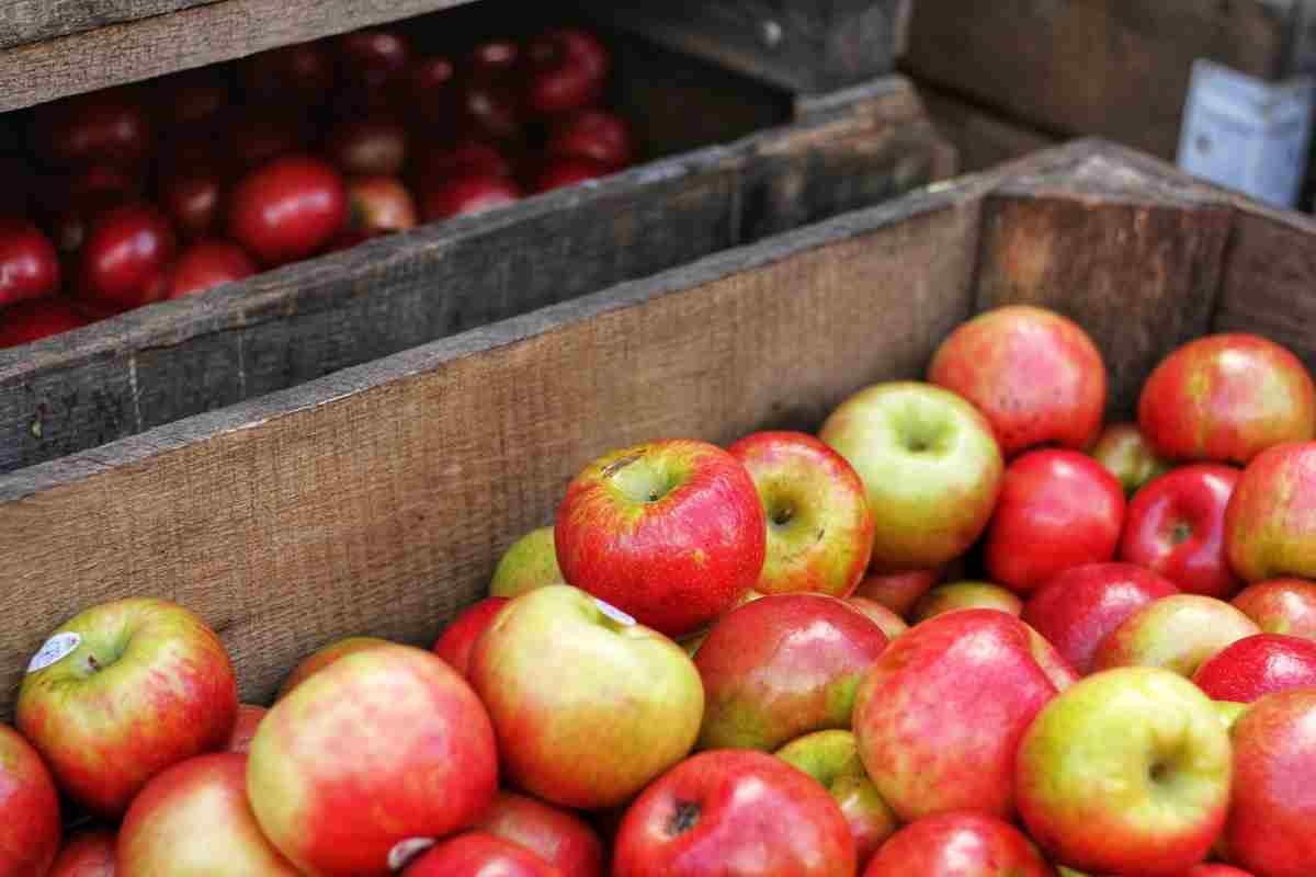 apples in wooden box